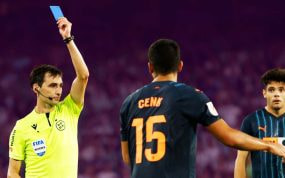 Tarjeta azul en el mundo del fútbol.