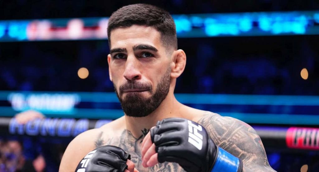 Ilia Topuria durante un combate de la UFC.