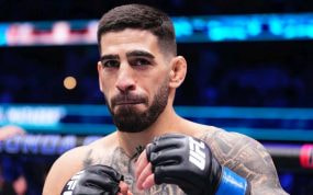 Ilia Topuria durante un combate de la UFC.