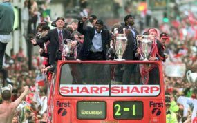 El Manchester United celebra la Champions ganada en 1999.