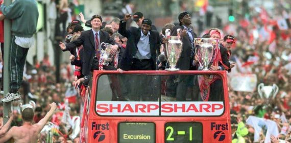 El Manchester United celebra la Champions ganada en 1999.