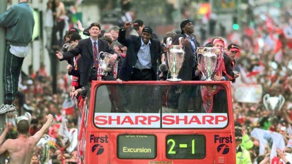 El Manchester United celebra la Champions ganada en 1999.