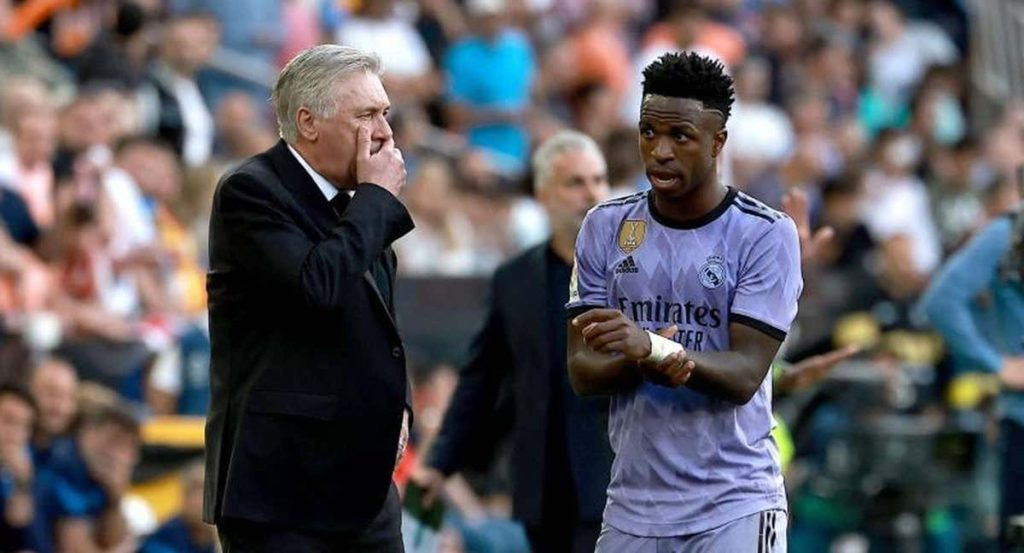 Vini y Ancelotti en Mestalla.