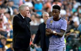 Vini y Ancelotti en Mestalla.