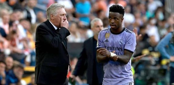 Vini y Ancelotti en Mestalla.