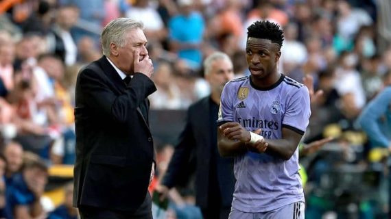 Vini y Ancelotti en Mestalla.