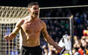 Yaremchuk celebra uno de sus goles.