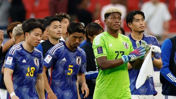 Zion Suzuki junto a sus compañeros de Japón en la Copa Asia 2024.