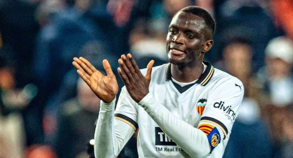 Diakhaby aplaude durante partido en Mestalla.