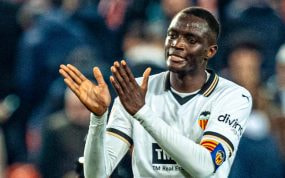 Diakhaby aplaude durante partido en Mestalla.