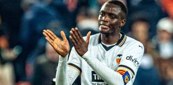 Diakhaby aplaude durante partido en Mestalla.