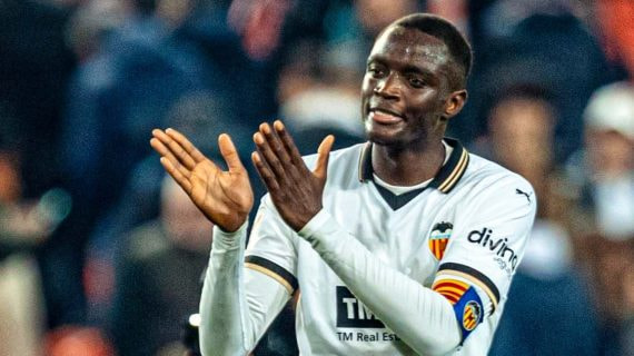 Diakhaby aplaude durante partido en Mestalla.