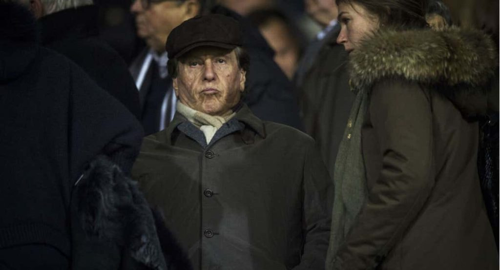 Pini Zahavi siguiendo un partido en Bélgica.