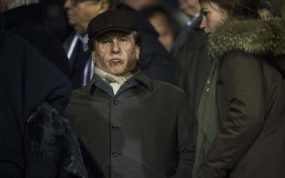 Pini Zahavi siguiendo un partido en Bélgica.