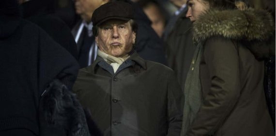 Pini Zahavi siguiendo un partido en Bélgica.