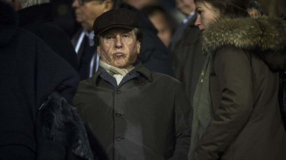Pini Zahavi siguiendo un partido en Bélgica.