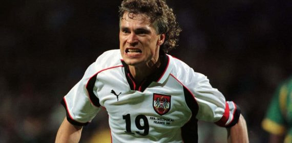 Polster disputando un partido en el Mundial de Francia '98.