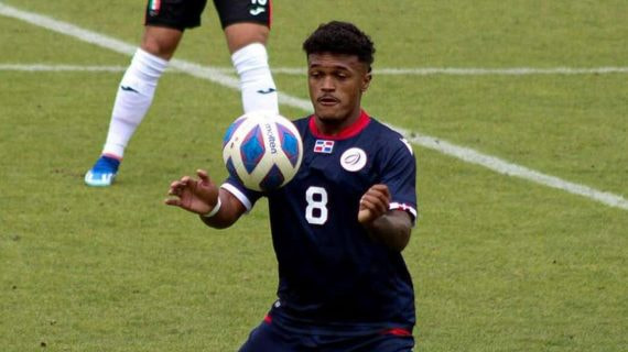 Omar de la Cruz durante un partido con República Dominicana.