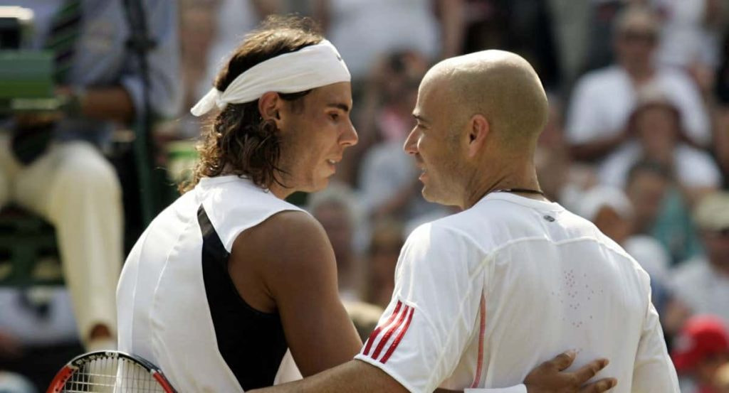 Rafael Nadal y Andre Agassi se saludan tras enfrentarse en Wimbledon 2006.
