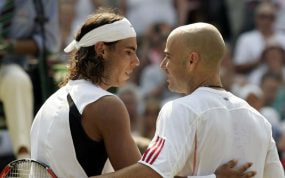 Rafael Nadal y Andre Agassi se saludan tras enfrentarse en Wimbledon 2006.
