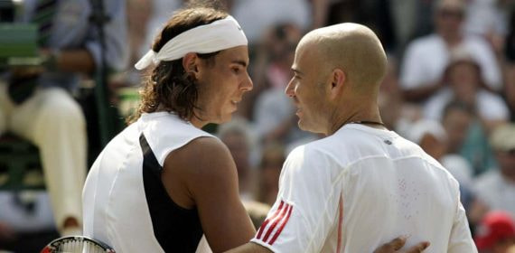 Rafael Nadal y Andre Agassi se saludan tras enfrentarse en Wimbledon 2006.