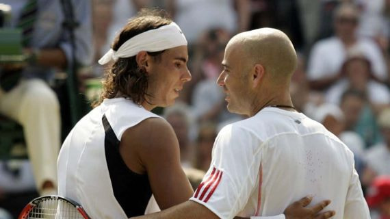 Rafael Nadal y Andre Agassi se saludan tras enfrentarse en Wimbledon 2006.