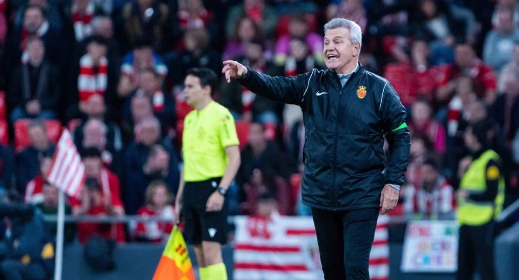 Javier Aguirre, durante un partido en San Mamés.