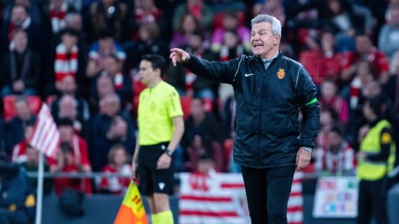 Javier Aguirre, durante un partido en San Mamés.