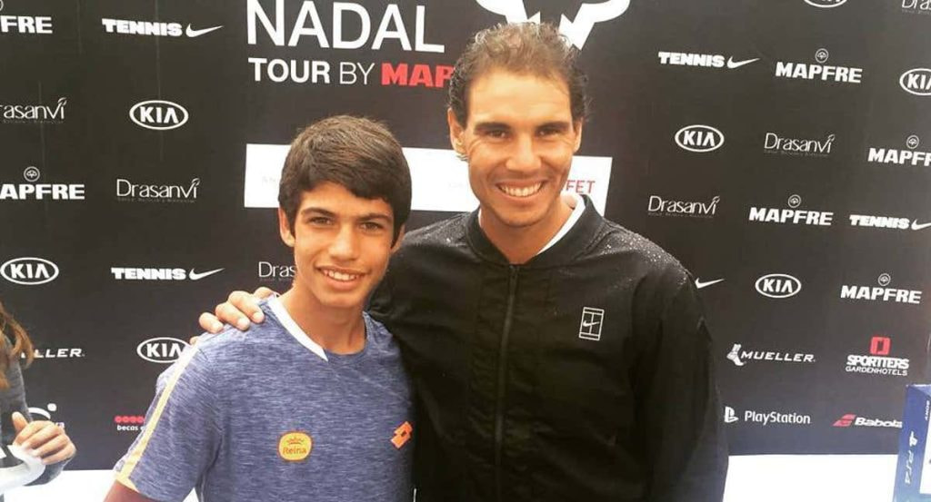 Carlos Alcaraz se fotografía con Rafael Nadal en diciembre de 2016.