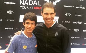 Carlos Alcaraz se fotografía con Rafael Nadal en diciembre de 2016.