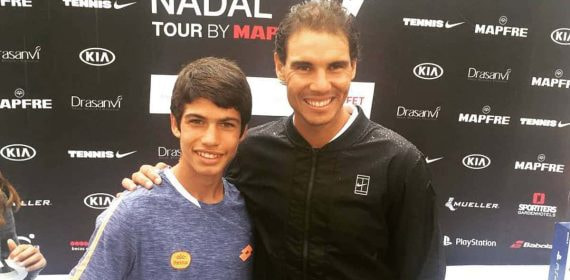Carlos Alcaraz se fotografía con Rafael Nadal en diciembre de 2016.