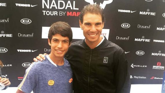Carlos Alcaraz se fotografía con Rafael Nadal en diciembre de 2016.