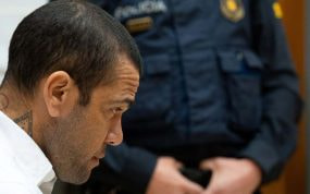 El futbolista brasileño Dani Alves observa el inicio de su juicio en el Tribunal Superior de Justicia de Cataluña en Barcelona.