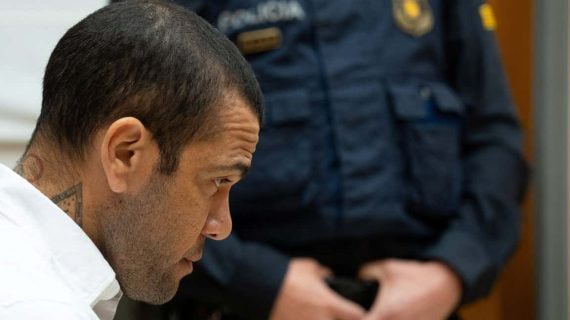 El futbolista brasileño Dani Alves observa el inicio de su juicio en el Tribunal Superior de Justicia de Cataluña en Barcelona.