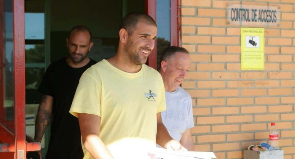 Carlos Aranda, saliendo de la cárcel de Zuera en 2019, acompañado, por detrás, de Raúl Bravo.