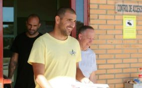 Carlos Aranda, saliendo de la cárcel de Zuera en 2019, acompañado, por detrás, de Raúl Bravo.