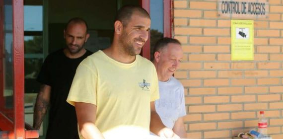 Carlos Aranda, saliendo de la cárcel de Zuera en 2019, acompañado, por detrás, de Raúl Bravo.