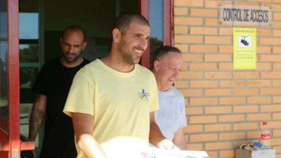 Carlos Aranda, saliendo de la cárcel de Zuera en 2019, acompañado, por detrás, de Raúl Bravo.