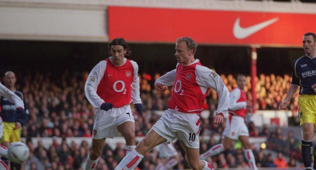 Dennis Bergkamp, con Robert Pires, en un partido del Arsenal.