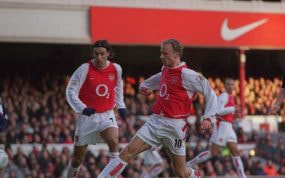 Dennis Bergkamp, con Robert Pires, en un partido del Arsenal.