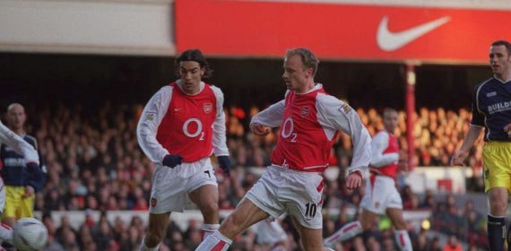 Dennis Bergkamp, con Robert Pires, en un partido del Arsenal.