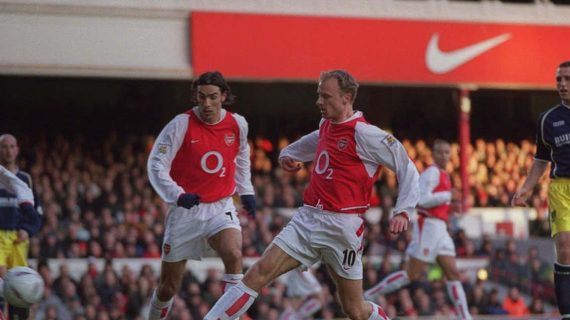 Dennis Bergkamp, con Robert Pires, en un partido del Arsenal.