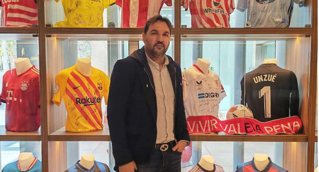 Alejandro Campano, posa para Relevo, en el NH Collection.