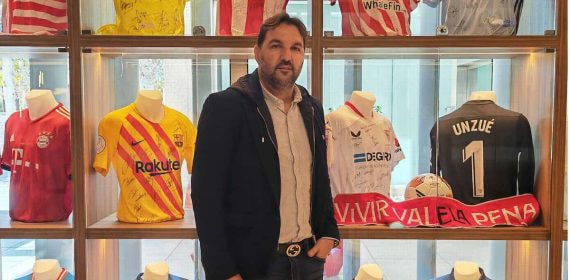 Alejandro Campano, posa para Relevo, en el NH Collection.