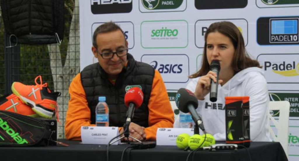 Carles Prat en una presentación con Ariana Sánchez.
