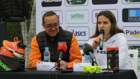 Carles Prat en una presentación con Ariana Sánchez.