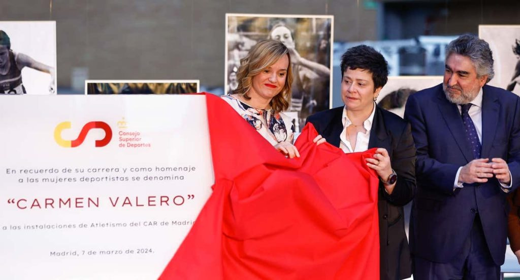 La hija de Carmen Valero inaugura la placa en el CAR de Madrid junto a la ministra de Deportes y el presidente del CSD.