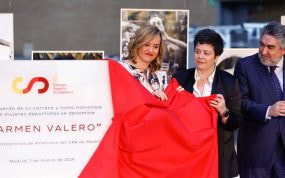 La hija de Carmen Valero inaugura la placa en el CAR de Madrid junto a la ministra de Deportes y el presidente del CSD.