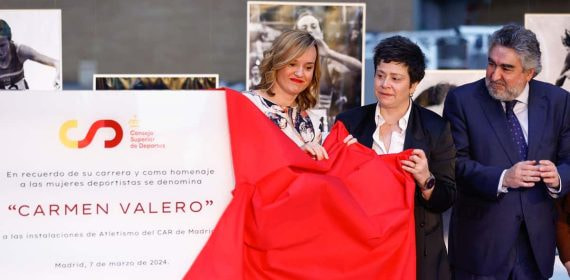 La hija de Carmen Valero inaugura la placa en el CAR de Madrid junto a la ministra de Deportes y el presidente del CSD.