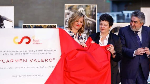La hija de Carmen Valero inaugura la placa en el CAR de Madrid junto a la ministra de Deportes y el presidente del CSD.
